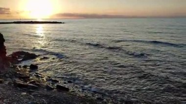 Castellabate, Salerno, Campania, İtalya 18 Eylül 2024: Punta Licosa ve Ogliastro Marina kıyıları boyunca çam ormanı