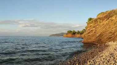 Castellabate, Salerno, Campania, İtalya 18 Eylül 2024: Punta Licosa ve Ogliastro Marina kıyıları boyunca çam ormanı