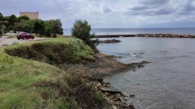 Castellabate, Salerno, Campania, İtalya 18 Eylül 2024: Punta Licosa ile San Marco di Castellabate arasındaki kıyı şeridi