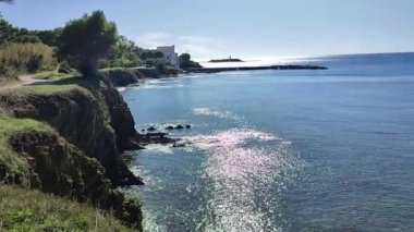 Castellabate, Salerno, Campania, İtalya 18 Eylül 2024: Punta Licosa ile San Marco di Castellabate arasındaki kıyı şeridi