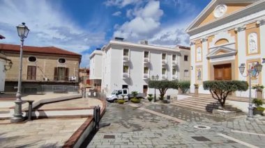 Castellabate, Salerno, Campania, İtalya 19 Eylül 2024: San Marco di Castellabate köyünün merkezindeki Piazza Comunale 'de San Marco Evangelista Kilisesi,