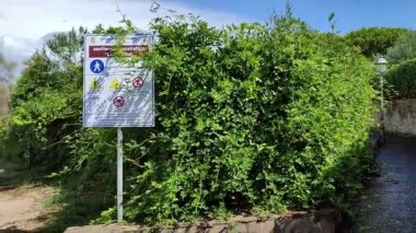 Castellabate, Salerno, Campania, İtalya 19 Eylül 2024: Le Grotte Doğa Patikası San Marco di Castellabate limanını Pozzillo üzerinden birbirine bağlayan