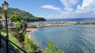 Castellabate, Salerno, Campania, İtalya 19 Eylül 2024 San Marco di Castellabate limanına komşu Grotta Sahili