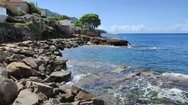 Castellabate, Salerno, Campania, İtalya, 19 Eylül 2024: Pozzillo plajı San Marco di Castellabate 'den Santa Maria di Castellabate' ye