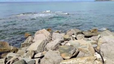 Castellabate, Salerno, Campania, İtalya, 19 Eylül 2024: Pozzillo plajı San Marco di Castellabate 'den Santa Maria di Castellabate' ye