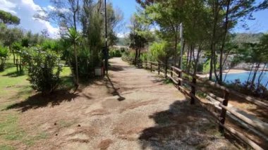 Castellabate, Salerno, Campania, İtalya 19 Eylül 2024: Le Grotte Doğa Patikası San Marco di Castellabate limanını Pozzillo üzerinden birbirine bağlayan