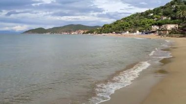 Castellabate, Salerno, Campania, İtalya, 19 Eylül 2024: Pozzillo plajı San Marco di Castellabate 'den Santa Maria di Castellabate' ye