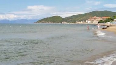 Castellabate, Salerno, Campania, İtalya, 19 Eylül 2024: Pozzillo plajı San Marco di Castellabate 'den Santa Maria di Castellabate' ye