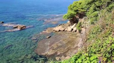 Castellabate, Salerno, Campania, İtalya 19 Eylül 2024: Le Grotte Doğa Patikası San Marco di Castellabate limanını Pozzillo üzerinden birbirine bağlayan