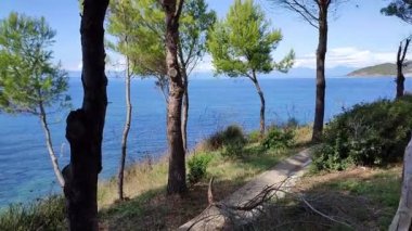 Castellabate, Salerno, Campania, İtalya 19 Eylül 2024: Le Grotte Doğa Patikası San Marco di Castellabate limanını Pozzillo üzerinden birbirine bağlayan