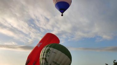 Fragneto Monforte, Campania, İtalya, 12 Ekim 2024: Otuz altıncı uluslararası festival için Fragneto Monforte spor sahasında sıcak hava balonları