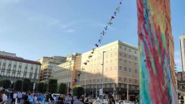 Napoli, Campania, İtalya 26 Temmuz 2024: Gaetano Pesce 'nin çağdaş sanat tesisi Tu si na cosa grande, bir ok tarafından delinmiş iki kırmızı kalp ve Piazza Municipio' daki Pulcinellas fallik takım elbise