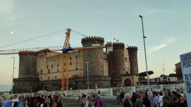 Napoli, Campania, İtalya 26 Temmuz 2024: Gaetano Pesce 'nin çağdaş sanat tesisi Tu si na cosa grande, bir ok tarafından delinmiş iki kırmızı kalp ve Piazza Municipio' daki Pulcinellas fallik takım elbise