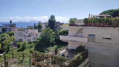 Napoli, Campania, İtalya 13 Ekim 2024: Via Ferdinando Russo 'daki Riva Fiorita' da Posillipo manzarası