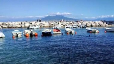 Napoli, Campania, İtalya 13 Ekim 2024: Riva Fioritaat Giuseppone a Mare, Posillipo 'nun gizli plajlarından biri, Via Ferdinando Russo