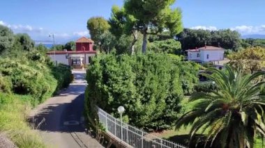 Napoli, Campania, İtalya 13 Ekim 2024: Via Ferdinando Russo 'daki Riva Fiorita' da Posillipo manzarası
