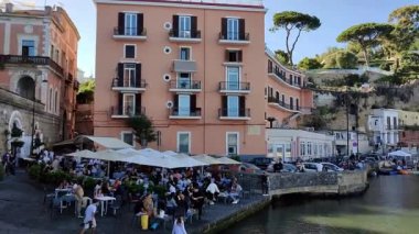 Napoli, Campania, İtalya 13 Ekim 2024: Riva Fioritaat Giuseppone a Mare, Posillipo 'nun gizli plajlarından biri, Via Ferdinando Russo