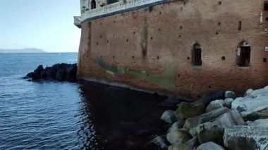 Napoli, Campania, İtalya 13 Ekim 2024: Riva Fioritaat Giuseppone a Mare, Posillipo 'nun gizli plajlarından biri, Via Ferdinando Russo