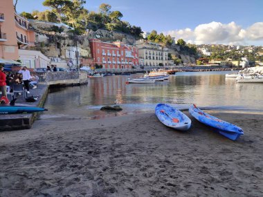 Napoli, Campania, İtalya 13 Ekim 2024: Giuseppone a Mare 'de Riva Fiorita, Posillipo' nun gizli plajlarından biri, Via Ferdinando Russo