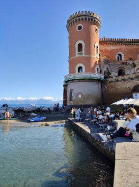 Napoli, Campania, İtalya 13 Ekim 2024: Giuseppone a Mare 'de Riva Fiorita, Posillipo' nun gizli plajlarından biri, Via Ferdinando Russo