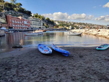 Napoli, Campania, İtalya 13 Ekim 2024: Giuseppone a Mare 'de Riva Fiorita, Posillipo' nun gizli plajlarından biri, Via Ferdinando Russo