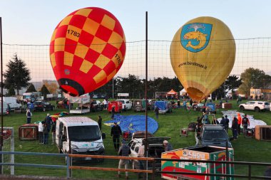 Fragneto Monforte, Campania, İtalya, 12 Ekim 2024: Otuz altıncı uluslararası festival için Fragneto Monforte spor sahasında sıcak hava balonları