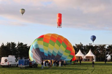 Fragneto Monforte, Campania, İtalya, 12 Ekim 2024: Otuz altıncı uluslararası festival için Fragneto Monforte spor sahasında sıcak hava balonları