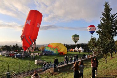 Fragneto Monforte, Campania, İtalya, 12 Ekim 2024: Otuz altıncı uluslararası festival için Fragneto Monforte spor sahasında sıcak hava balonları