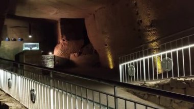 Napoli, Campania, İtalya 12 Eylül 2024: Santa Maria Maggiore alla Pietrasanta Bazilikasının içi Lapis Müzesi ve Su Müzesi 'ne ev sahipliği yapıyor