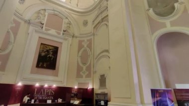 Napoli, Campania, İtalya 12 Eylül 2024: Santa Maria Maggiore alla Pietrasanta Bazilikasının içi Lapis Müzesi ve Su Müzesi 'ne ev sahipliği yapıyor