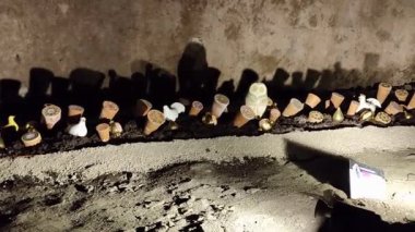 Napoli, Campania, İtalya 12 Eylül 2024: Santa Maria Maggiore alla Pietrasanta Bazilikasının içi Lapis Müzesi ve Su Müzesi 'ne ev sahipliği yapıyor