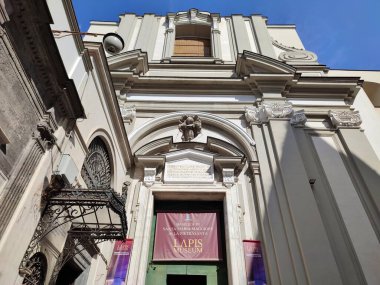 Napoli, Campania, İtalya 12 Eylül 2024: 17. yüzyıl kilisesi, erken dönem Hıristiyan vakfının bakiresi, Lapis Müzesi ve Su Müzesi 'ne adanmıştır.