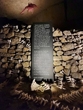 Napoli, Campania, İtalya 12 Eylül 2024: Santa Maria Maggiore alla Pietrasanta Bazilikasının içi Lapis Müzesi ve Su Müzesi 'ne ev sahipliği yapıyor