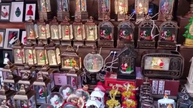 Napoli, Campania, İtalya 28 Ekim 2024: Via San Gregorio Armeno 'da geleneksel sanatsal doğum sahneleri
