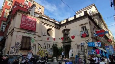 Napoli, Campania, İtalya 28 Ekim 2024: Via San Gregorio Armeno 'da geleneksel sanatsal doğum sahneleri