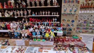 Napoli, Campania, İtalya 28 Ekim 2024: Via San Gregorio Armeno 'da geleneksel sanatsal doğum sahneleri
