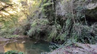 Carpinone, Molise, İtalya 6 Kasım 2024: Via Fiume 'deki Şelale Parkı' ndan Carpino Şelalesi veya Cascata Grande 'ye ulaşan, Carpinone ve Tura nehirlerinin suları tarafından oluşturulan doğa yolu, Carpinone köyünün yamaçlarında yer almaktadır.