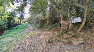 Carpinone, Molise, İtalya 6 Kasım 2024: Via Fiume 'deki Şelale Parkı' ndan Carpino Şelalesi veya Cascata Grande 'ye ulaşan, Carpinone ve Tura nehirlerinin suları tarafından oluşturulan doğa yolu, Carpinone köyünün yamaçlarında yer almaktadır.