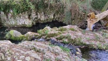 Carpinone, Molise, İtalya 6 Kasım 2024: Via Fiume 'deki Şelale Parkı' ndan Carpino Şelalesi veya Cascata Grande 'ye ulaşan, Carpinone ve Tura nehirlerinin suları tarafından oluşturulan doğa yolu, Carpinone köyünün yamaçlarında yer almaktadır.