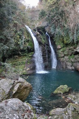 Carpinone, Molise, İtalya 6 Kasım 2024: Via Fiume 'deki Şelale Parkı' ndan Carpino Şelalesi veya Cascata Grande 'ye ulaşan, Carpinone ve Tura nehirlerinin suları tarafından oluşturulan doğa yolu, Carpinone köyünün yamaçlarında yer almaktadır.