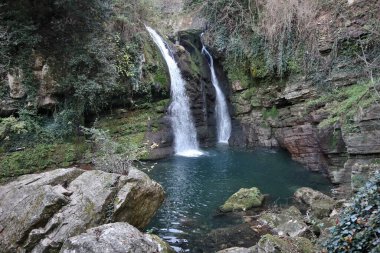 Carpinone, Molise, İtalya 6 Kasım 2024: Via Fiume 'deki Şelale Parkı' ndan Carpino Şelalesi veya Cascata Grande 'ye ulaşan, Carpinone ve Tura nehirlerinin suları tarafından oluşturulan doğa yolu, Carpinone köyünün yamaçlarında yer almaktadır.