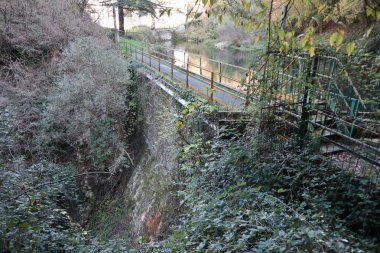 Carpinone, Molise, İtalya 6 Kasım 2024: Via Fiume 'deki Şelale Parkı' ndan Carpino Şelalesi veya Cascata Grande 'ye ulaşan, Carpinone ve Tura nehirlerinin suları tarafından oluşturulan doğa yolu, Carpinone köyünün yamaçlarında yer almaktadır.