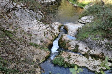 Carpinone, Molise, İtalya 6 Kasım 2024: Via Fiume 'deki Şelale Parkı' ndan Carpino Şelalesi veya Cascata Grande 'ye ulaşan, Carpinone ve Tura nehirlerinin suları tarafından oluşturulan doğa yolu, Carpinone köyünün yamaçlarında yer almaktadır.