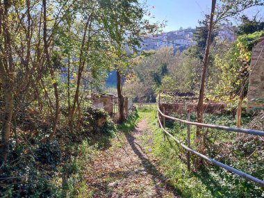 Carpinone, Molise, İtalya 6 Kasım 2024: Köyün merkezinden şelalelere doğru uzanan küçük yol