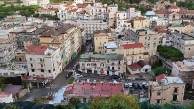 Minori, Campania, İtalya 19 Kasım 2024: 1997 'den beri UNESCO' nun Dünya Mirasları Bölgesi olan Maiori ve Ravello köyleri arasında Amalfi Sahili 'ndeki ünlü turizm beldesi