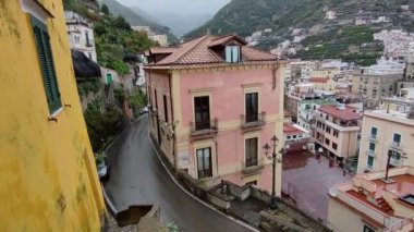 Minori, Campania, İtalya 19 Kasım 2024: 1997 'den beri UNESCO' nun Dünya Mirasları Bölgesi olan Maiori ve Ravello köyleri arasında Amalfi Sahili 'ndeki ünlü turizm beldesi