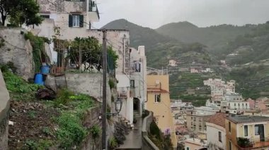 Minori, Campania, İtalya 19 Kasım 2024: 1997 'den beri UNESCO' nun Dünya Mirasları Bölgesi olan Maiori ve Ravello köyleri arasında Amalfi Sahili 'ndeki ünlü turizm beldesi