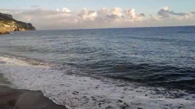 Minori, Campania, İtalya 19 Kasım 2024: 1997 'den beri UNESCO' nun Dünya Mirasları Bölgesi olan Maiori ve Ravello köyleri arasında Amalfi Sahili 'ndeki ünlü turizm beldesi