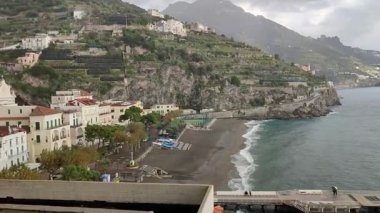 Minori, Campania, İtalya 19 Kasım 2024: 1997 'den beri UNESCO' nun Dünya Mirasları Bölgesi olan Maiori ve Ravello köyleri arasında Amalfi Sahili 'ndeki ünlü turizm beldesi