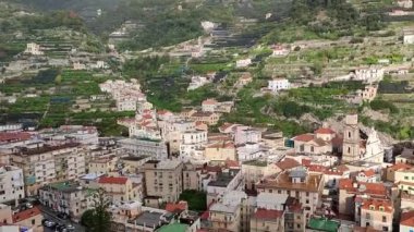 Minori, Campania, İtalya 19 Kasım 2024: 1997 'den beri UNESCO' nun Dünya Mirasları Bölgesi olan Maiori ve Ravello köyleri arasında Amalfi Sahili 'ndeki ünlü turizm beldesi